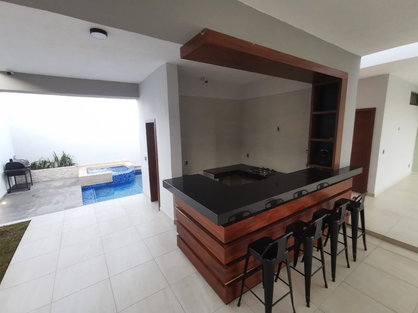Barra y Salón en Iluminación Diurna - Terraza La Opulenza